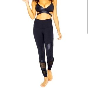 Two Pieces Set Beach Bunny Drew Legging and Top open back (8) - Brand New -Black